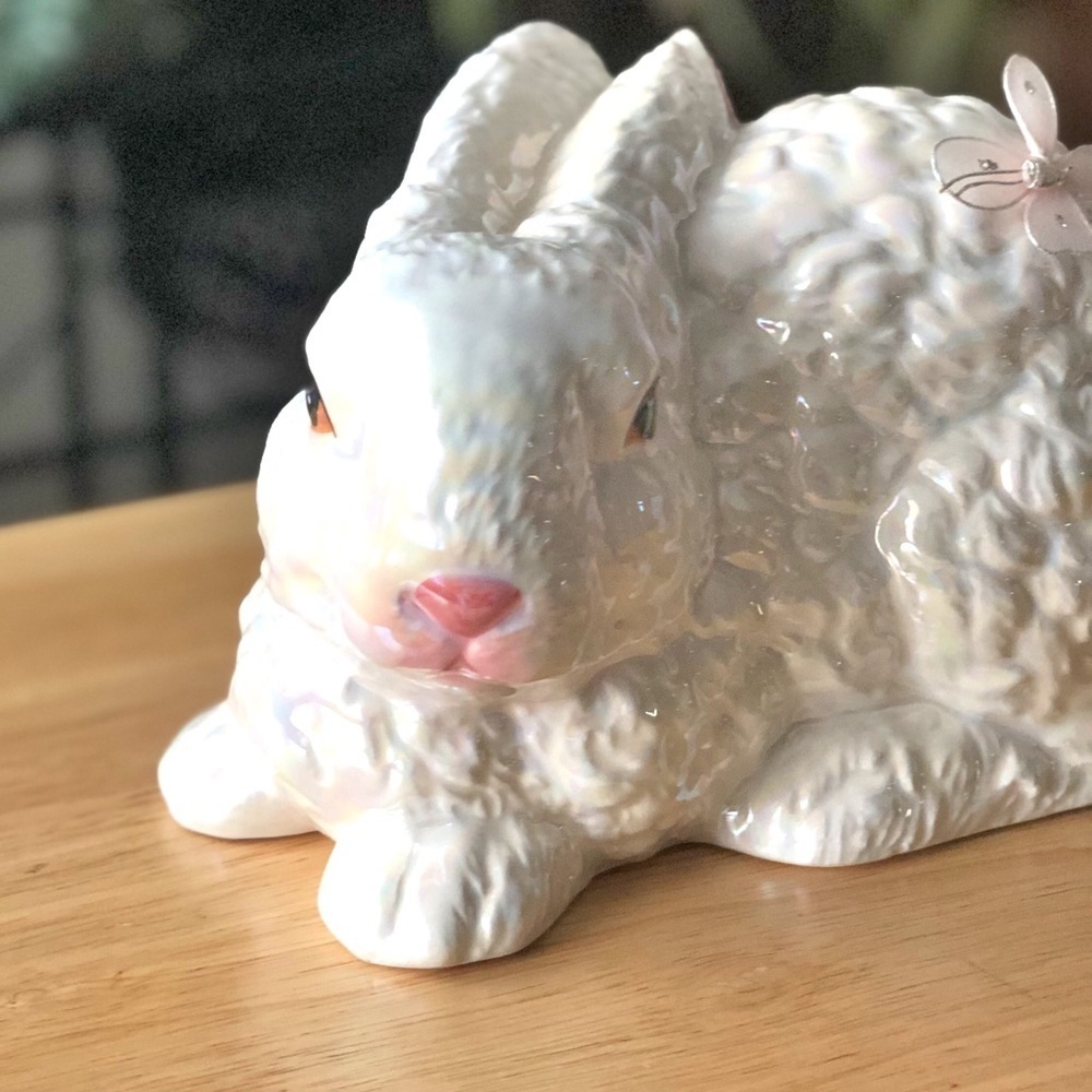 Vintage 1988 Enesco Pearlescent Iridescent White Bunny Figurine Decor - Picture 3 of 11